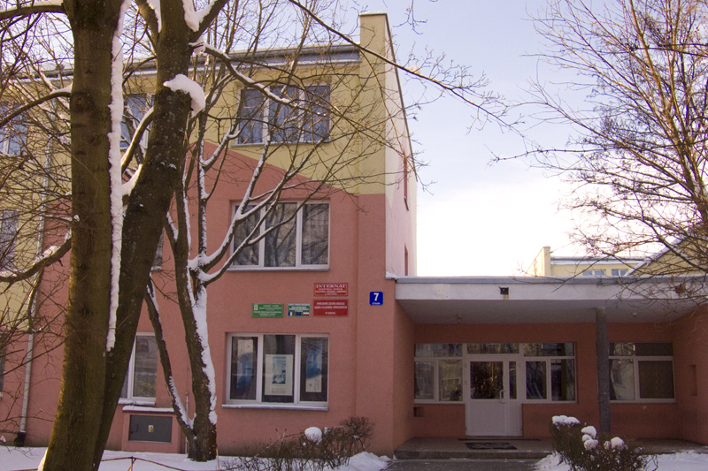wejście do budynku Powiatowego Zespołu Obsługi Szkół i Placówek Oświatowych
